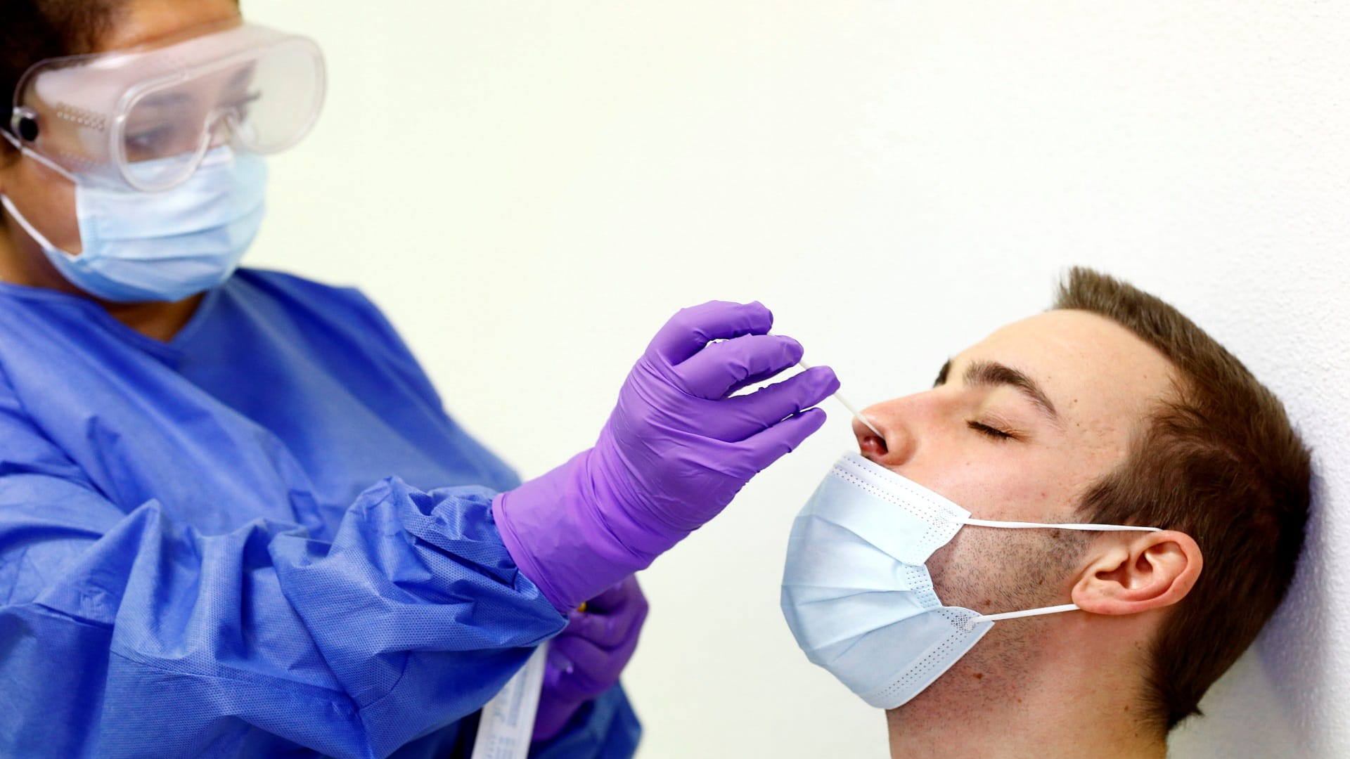 صورة بعنوان: سويسرا تسجل 4455 إصابة جديدة بكورونا  