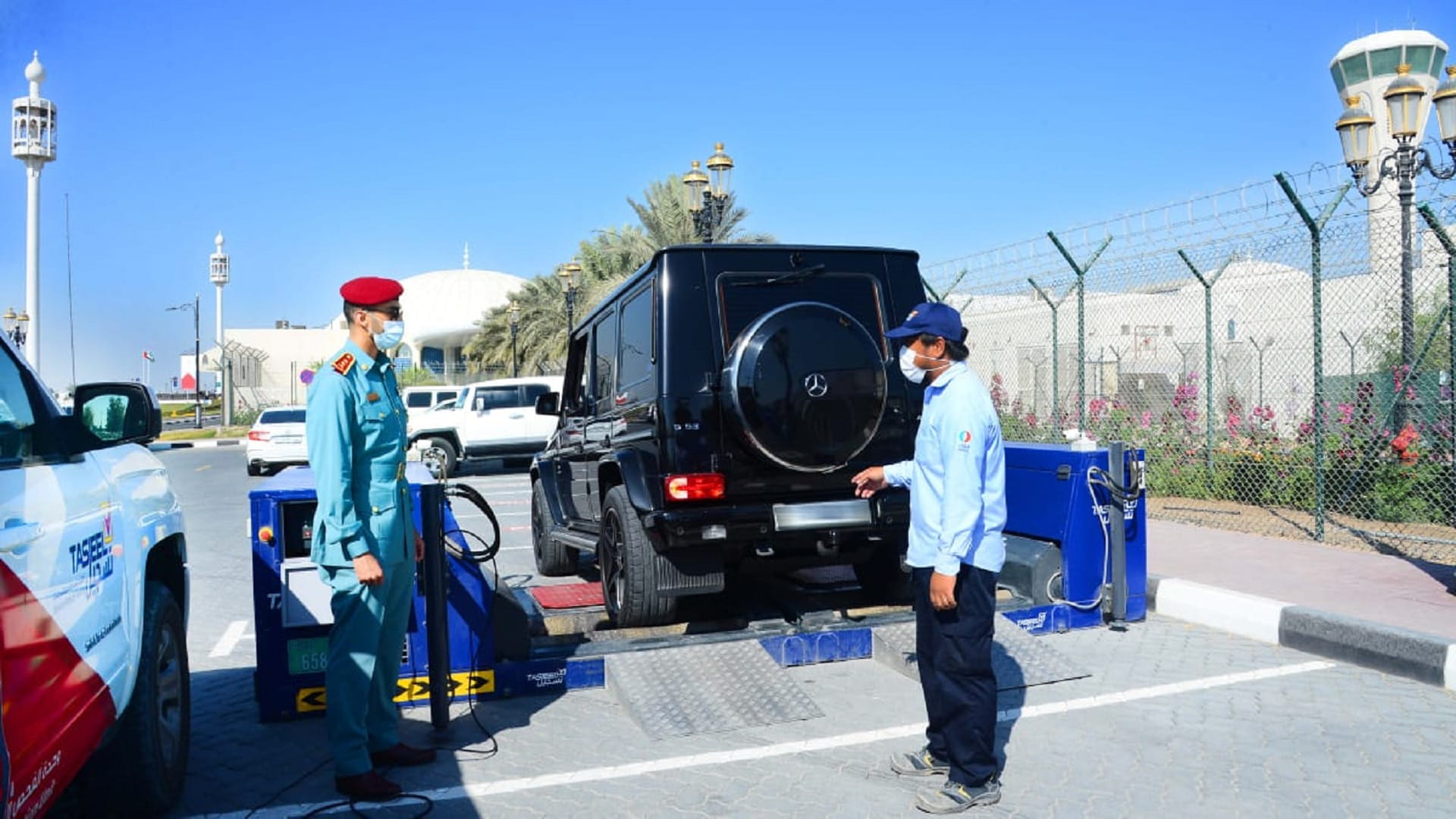 صورة بعنوان: استمرار مبادرة الخدمات المتنقلة لفحص وتسجيل المركبات بشرطة الشارقة 