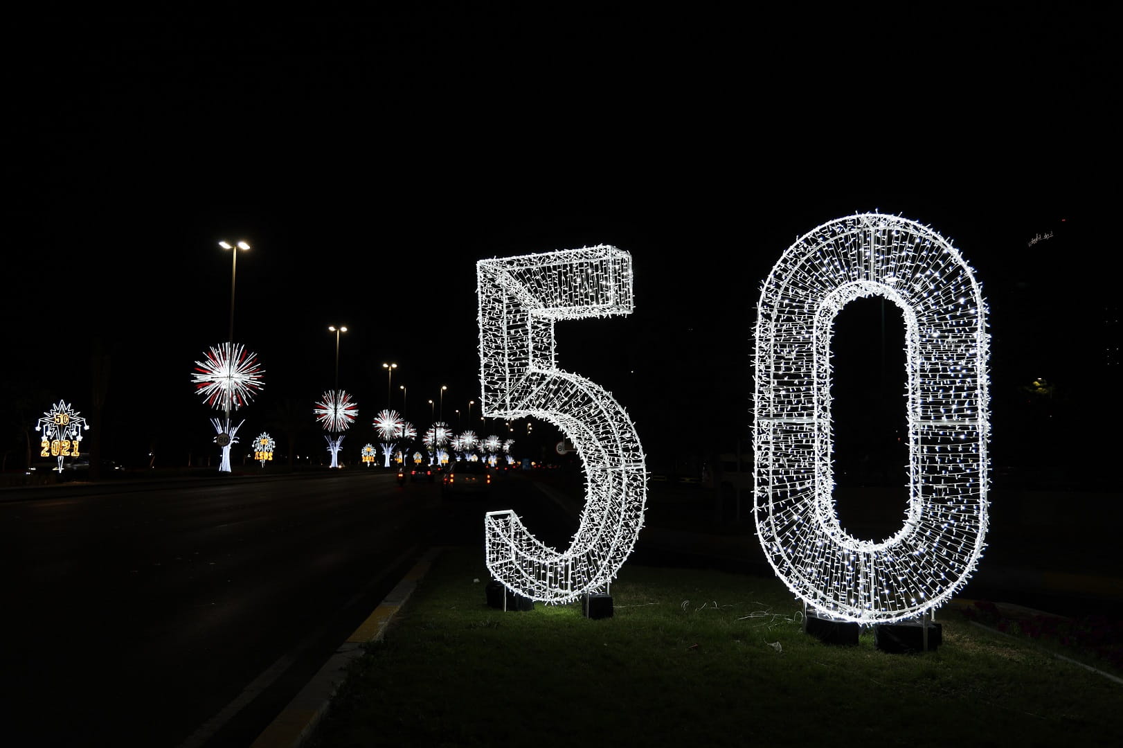 صورة بعنوان: بلدية أبوظبي تزين شوارعها وجسورها بمئات اللوحات الضوئية  