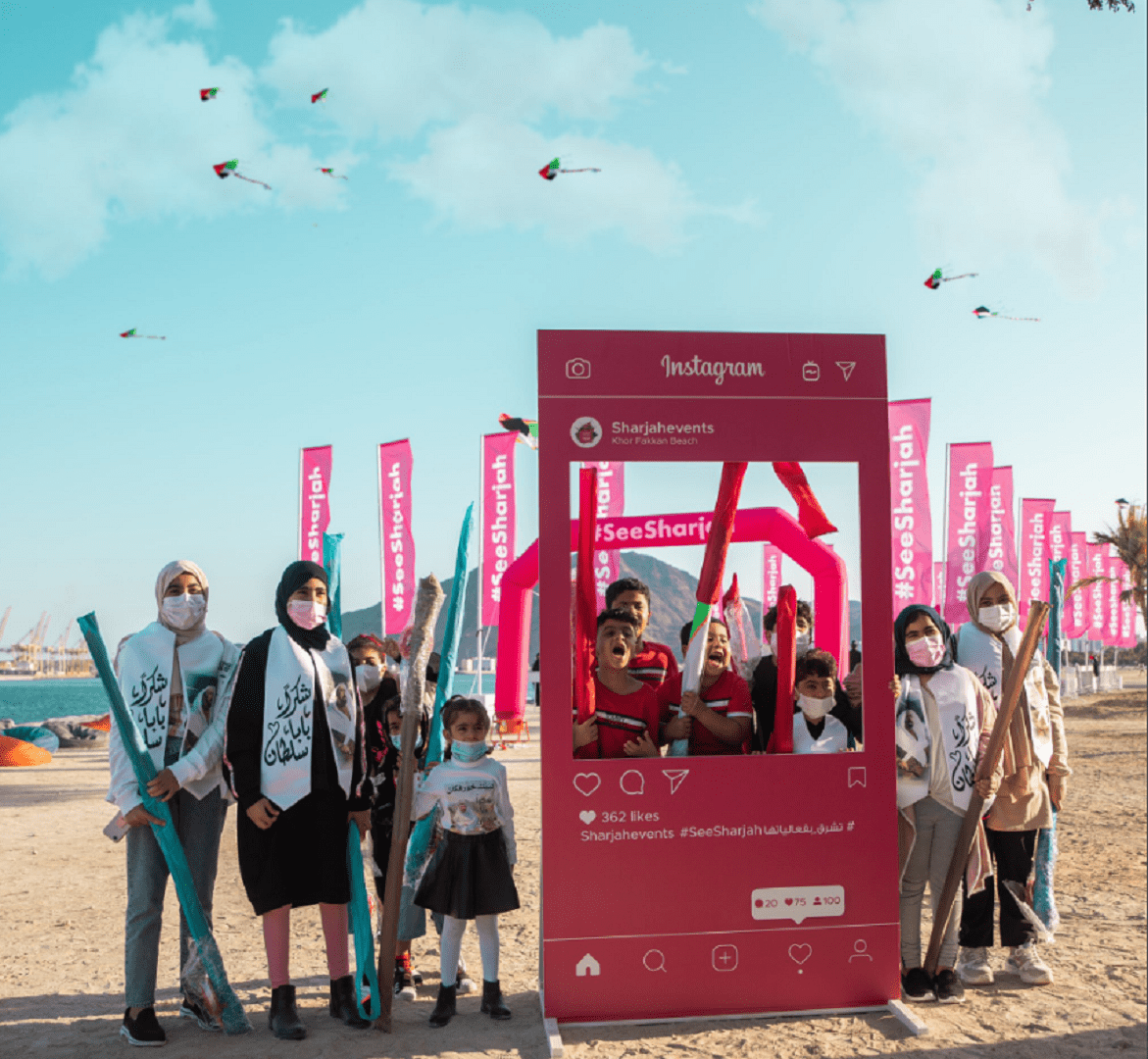 صورة بعنوان: المكتب الإعلامي لحكومة الشارقة يلون سماء خورفكان بالطائرات الورقية 