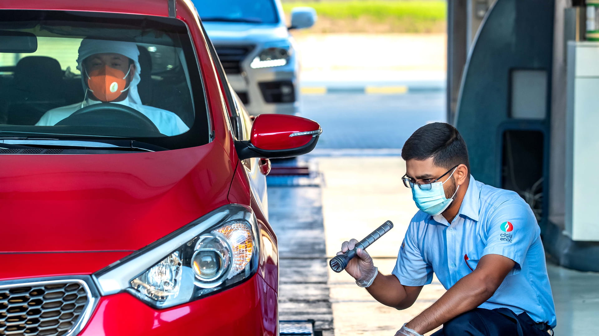 صورة بعنوان: "تسجيل" تختبر الخدمة السريعة لفحص وتسجيل المركبات في الشارقة 