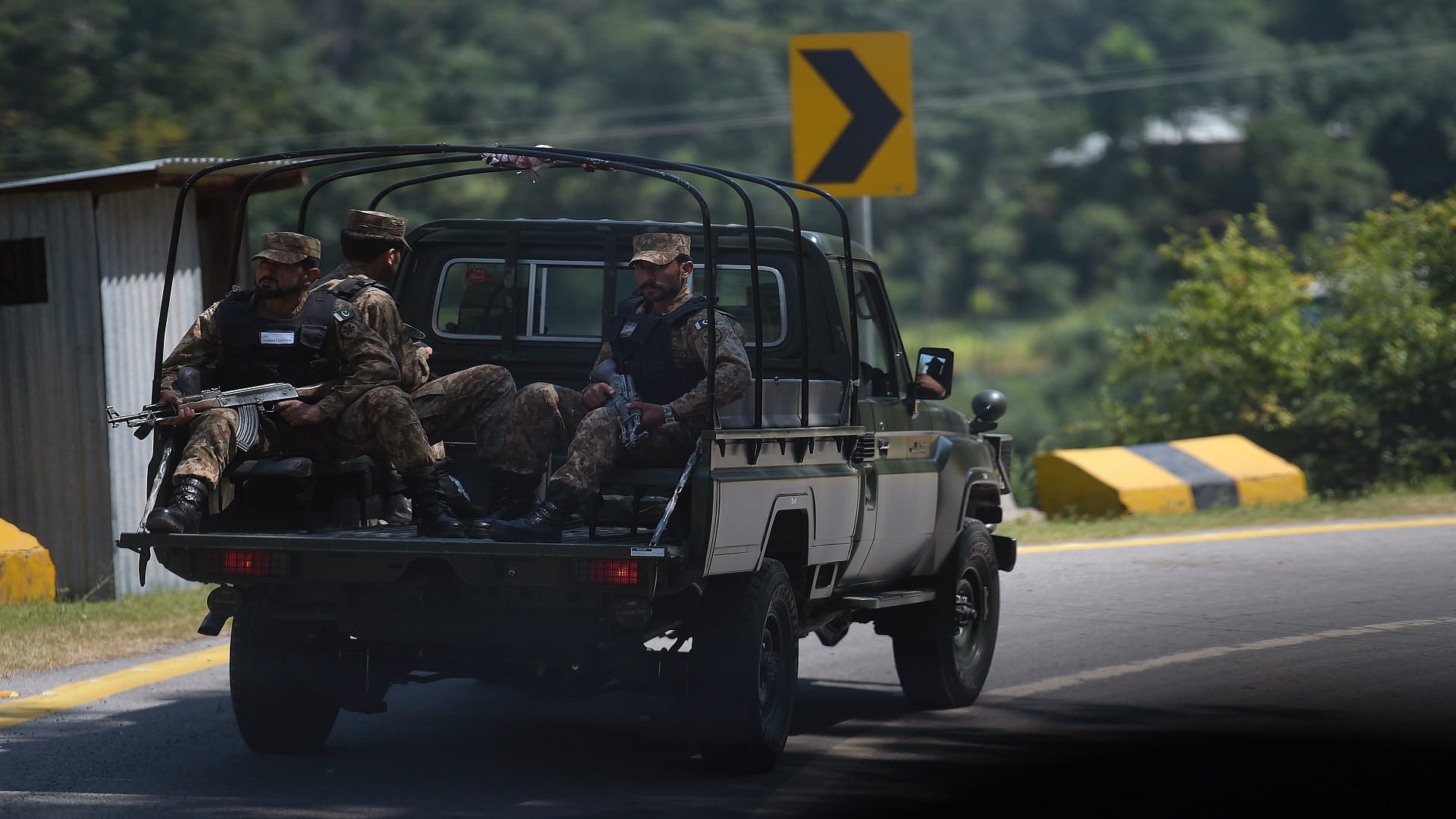 صورة بعنوان: 15 قتيلاً في تبادل لإطلاق النار بين القوات الباكستانية والهندية 