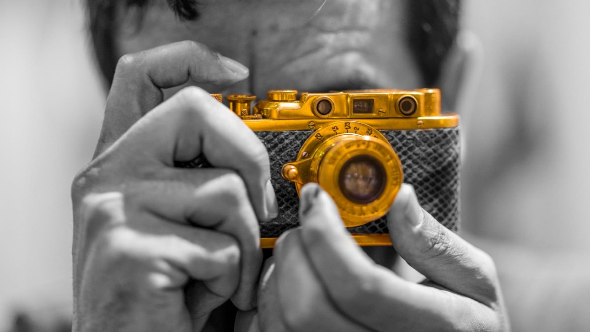 صورة بعنوان: مصور يوثق "الشارقة الدولي للكتاب" بكاميرا نادرة عُمرها 84 عاماً  