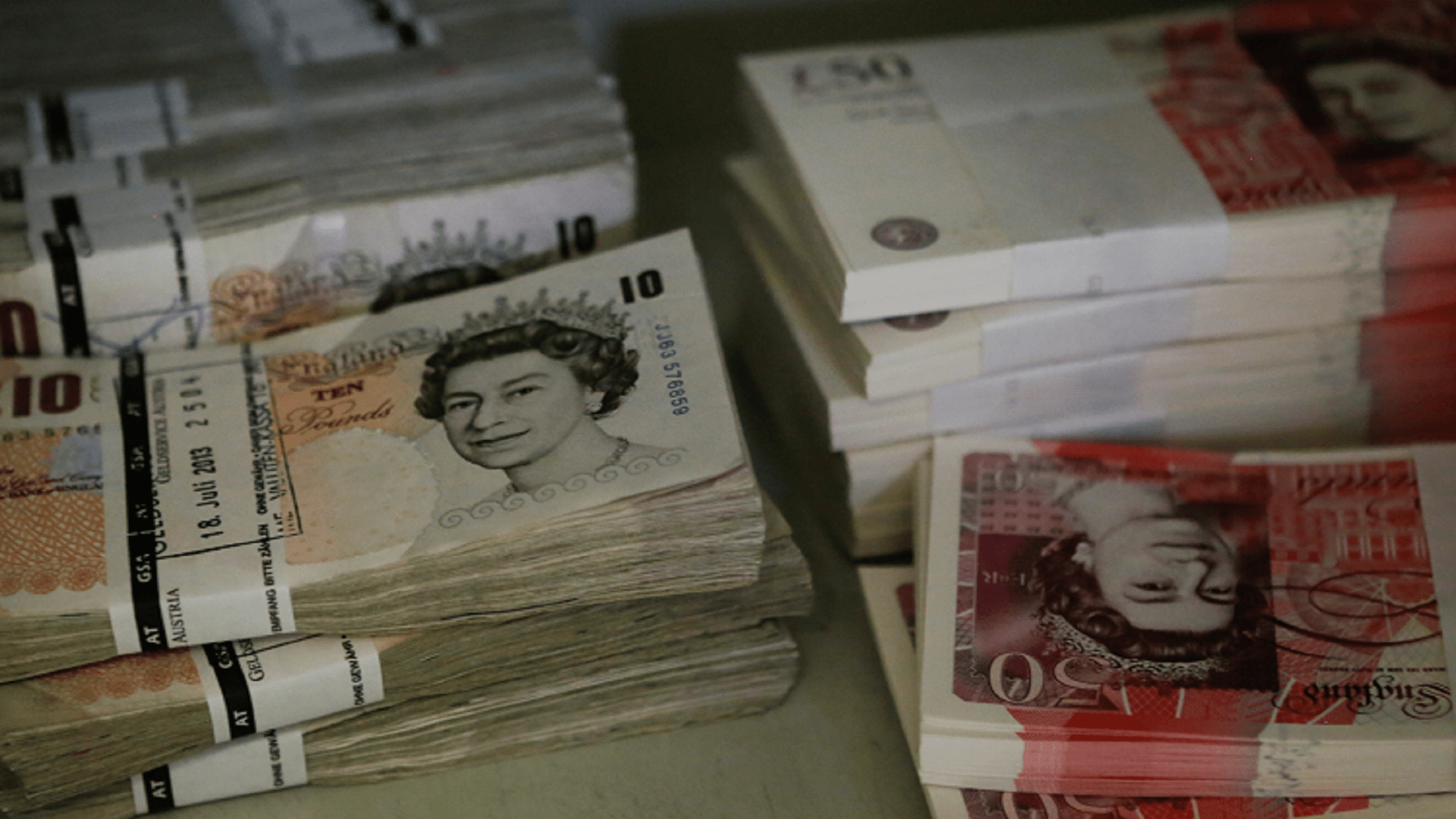 صورة بعنوان: الإسترليني يهبط مع اتجاه إنجلترا إلى موجة ثانية من العزل العام 