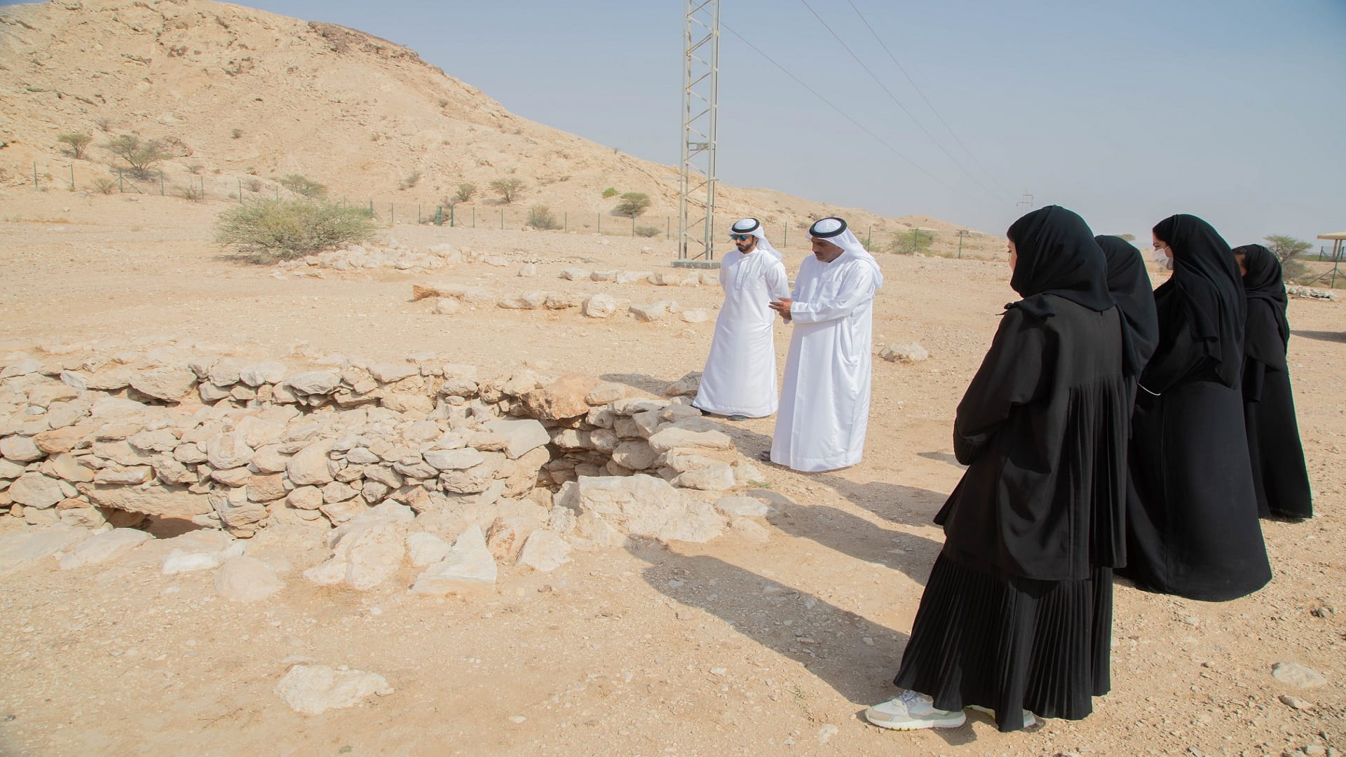 صورة بعنوان: وفد "الإنماء التجاري" يتعرف على كشوفات أثرية في جبل البحيص 