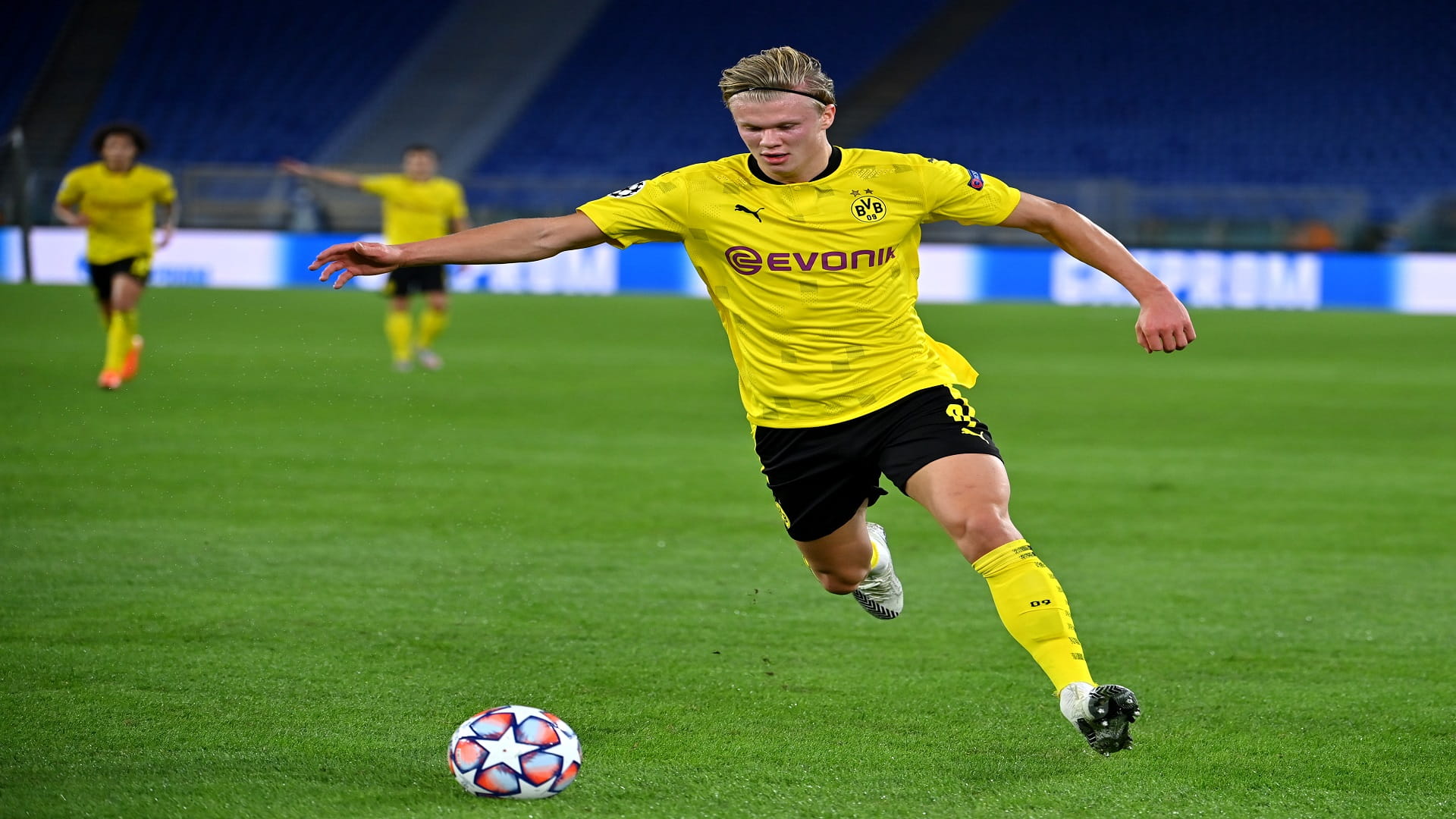 صورة بعنوان: الشاب هالاند لاعب دورتموند يفوز بجائزة الفتى الذهبي لعام 2020 