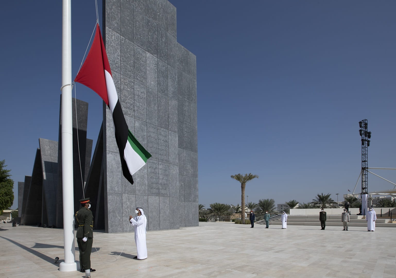 صورة بعنوان: خليفة بن طحنون: تضحيات الشهداء قيم راسخة يتوارثها أبناء الإمارات 