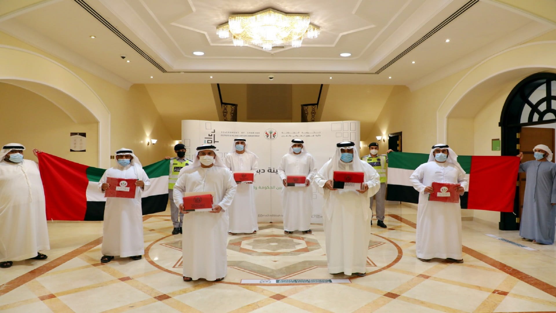 صورة بعنوان: مجلس دبا الحصن يُبادر بتوزيع أعلام الدولة على المؤسسات والأهالي 