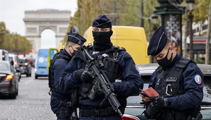 صورة بعنوان: الشرطة الفرنسية تسيطر على رجل هدد أفرادها بسكينين في باريس 