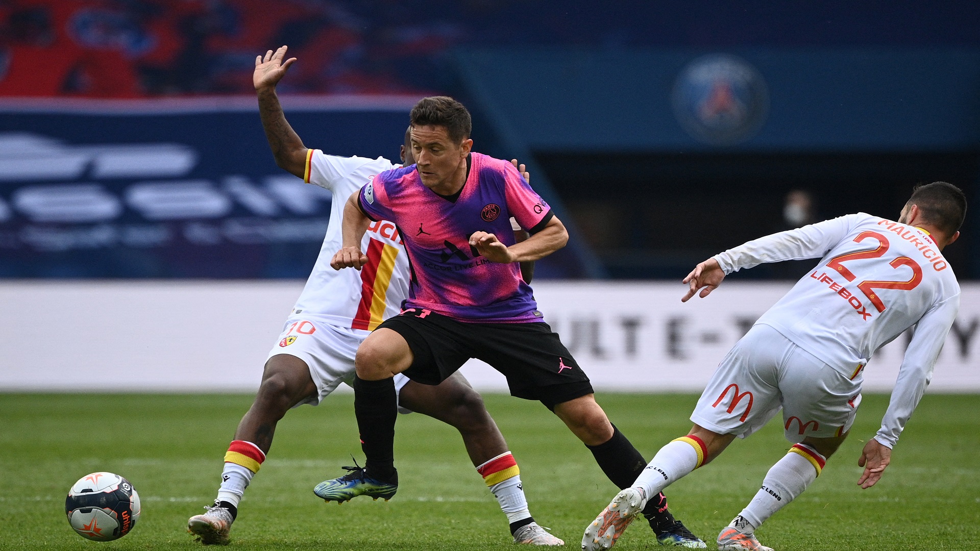 صورة بعنوان: سان جيرمان يتصدر الدوري الفرنسي لكرة القدم 