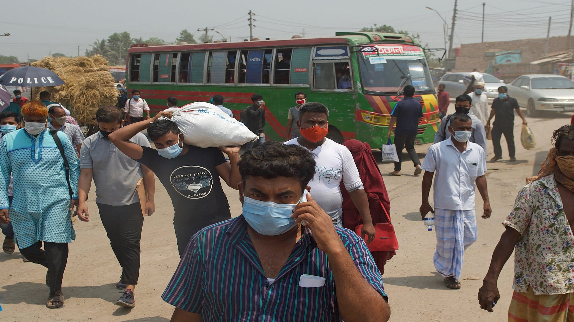 Image for the title: Bangladesh virus shutdown triggers exodus from capital 