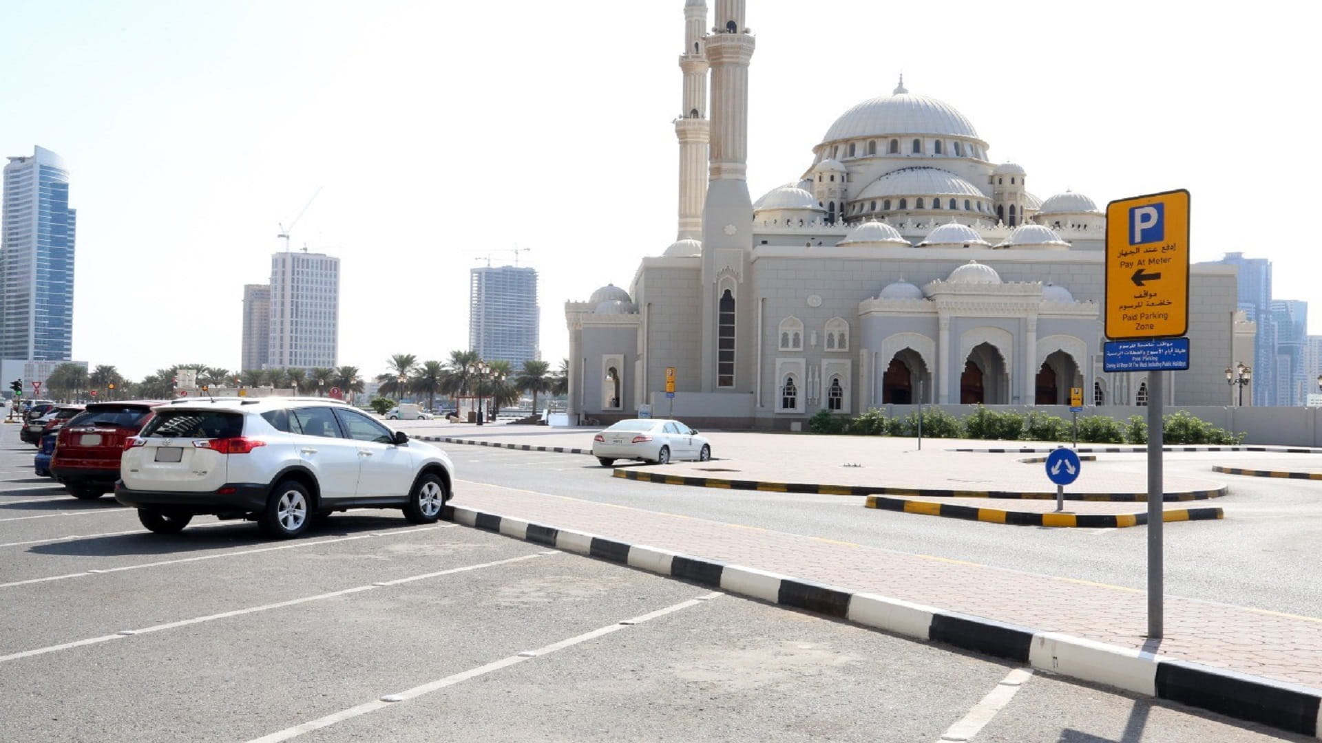 صورة بعنوان: بلدية الشارقة توفر 1146 اشتراك مجاني بالمواقف العامة لكبار السن  
