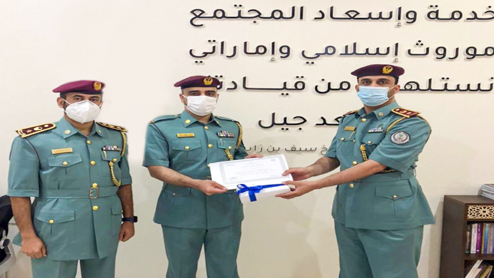 صورة بعنوان: شرطة الشارقة تكرّم إثنين من منتسبيها لتميزهما في العمل  