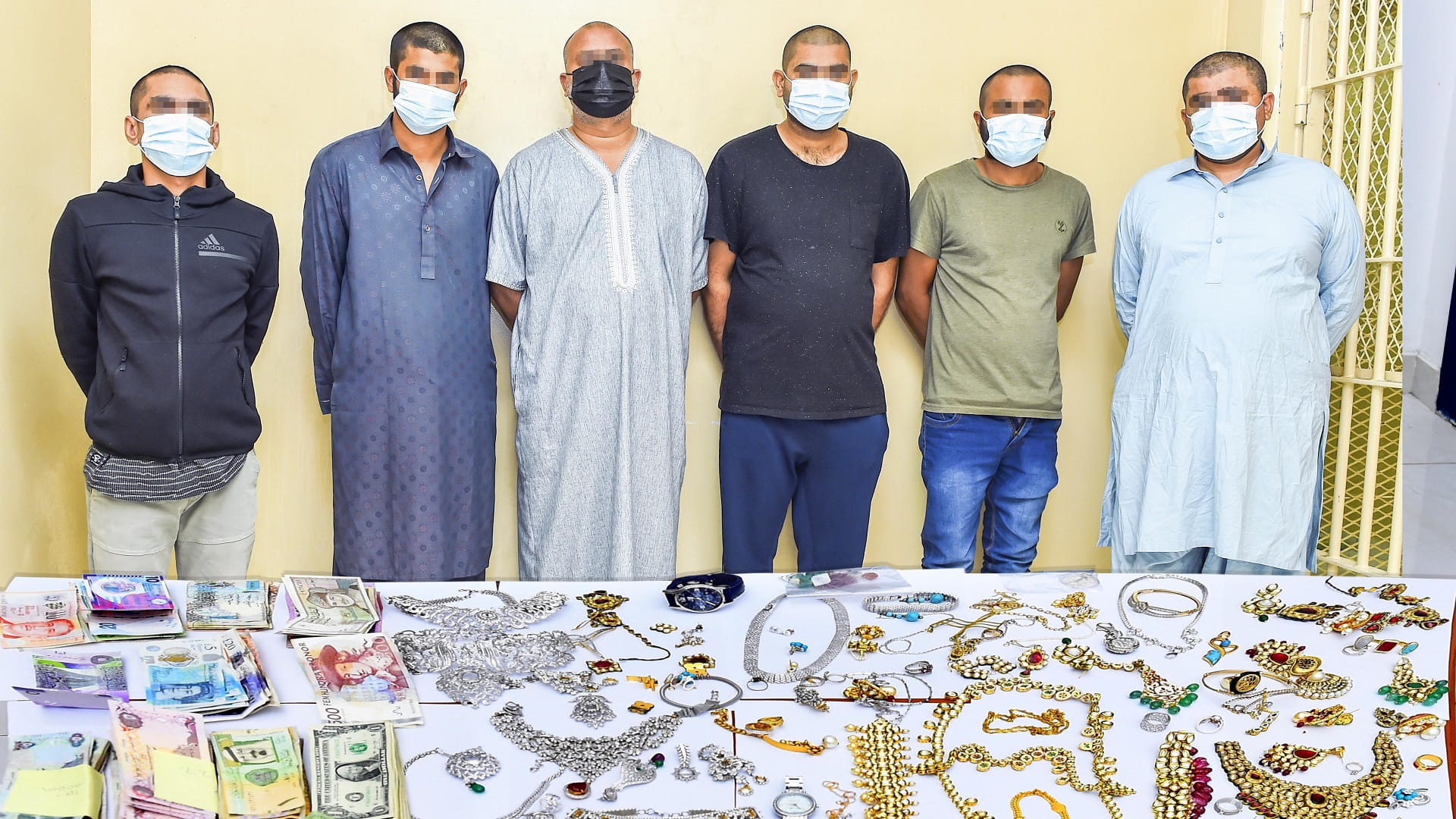 صورة بعنوان: شرطة الشارقة تلقي القبض على تشكيل عصابي تخصص بسرقة المنازل 