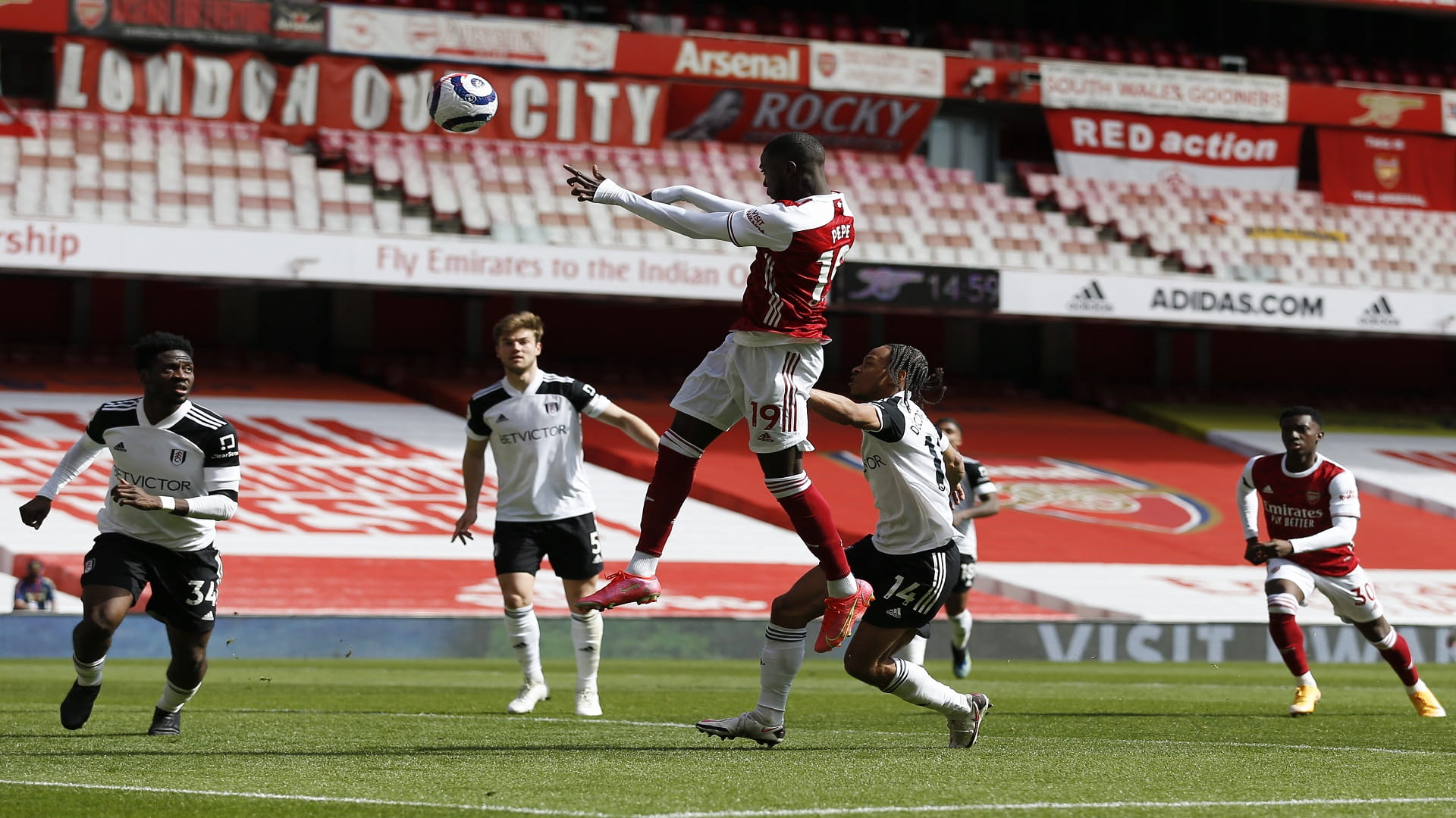 صورة بعنوان: أرسنال ينجو من السقوط أمام فولهام في الدوري الإنجليزي 
