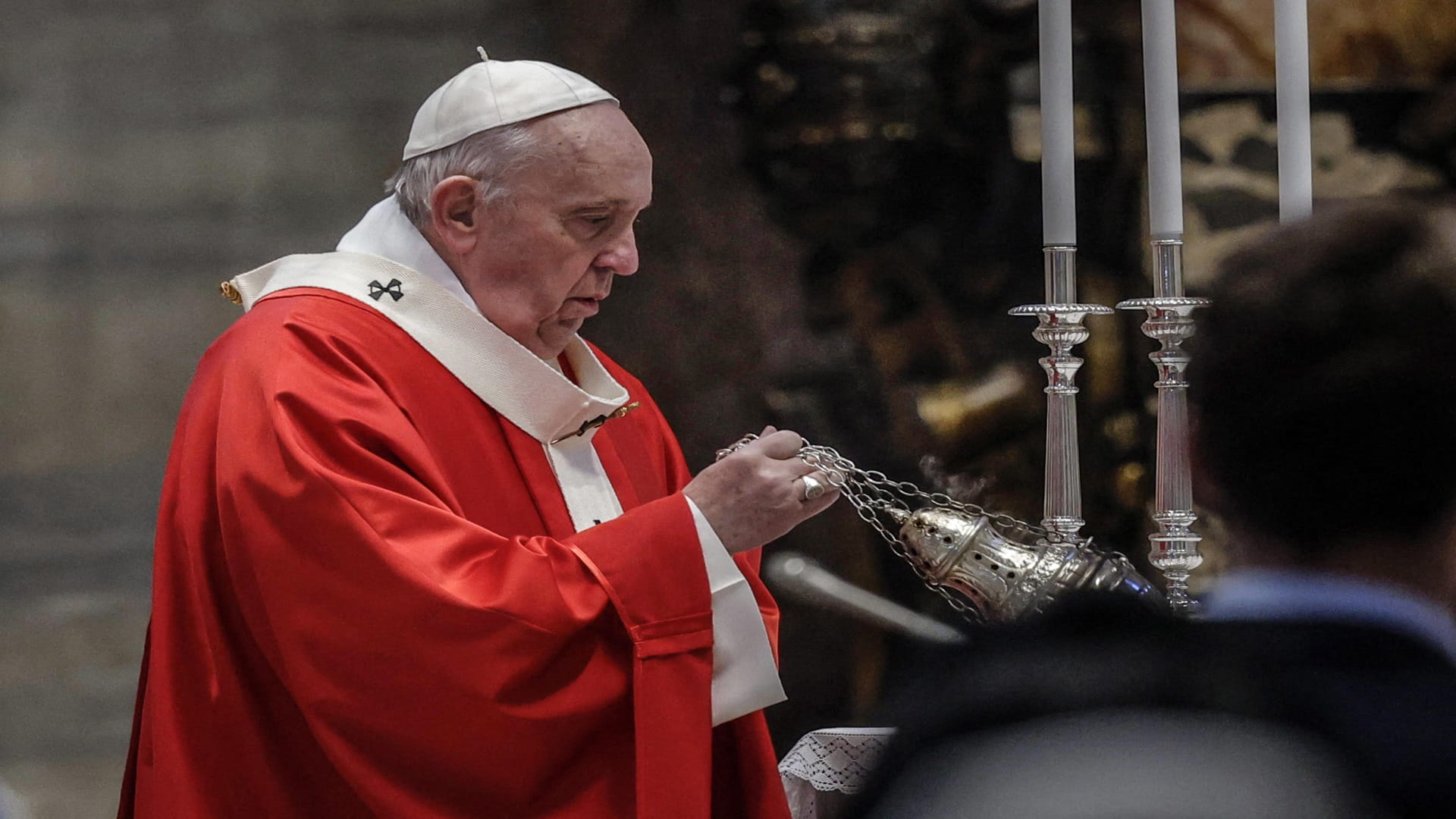 Image for the title: Pope makes surprise visit to homeless getting vaccine in Vatican 