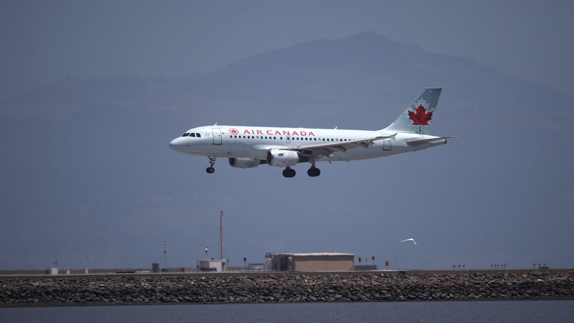 Image for the title: Air Canada, Transat call off merger deal 