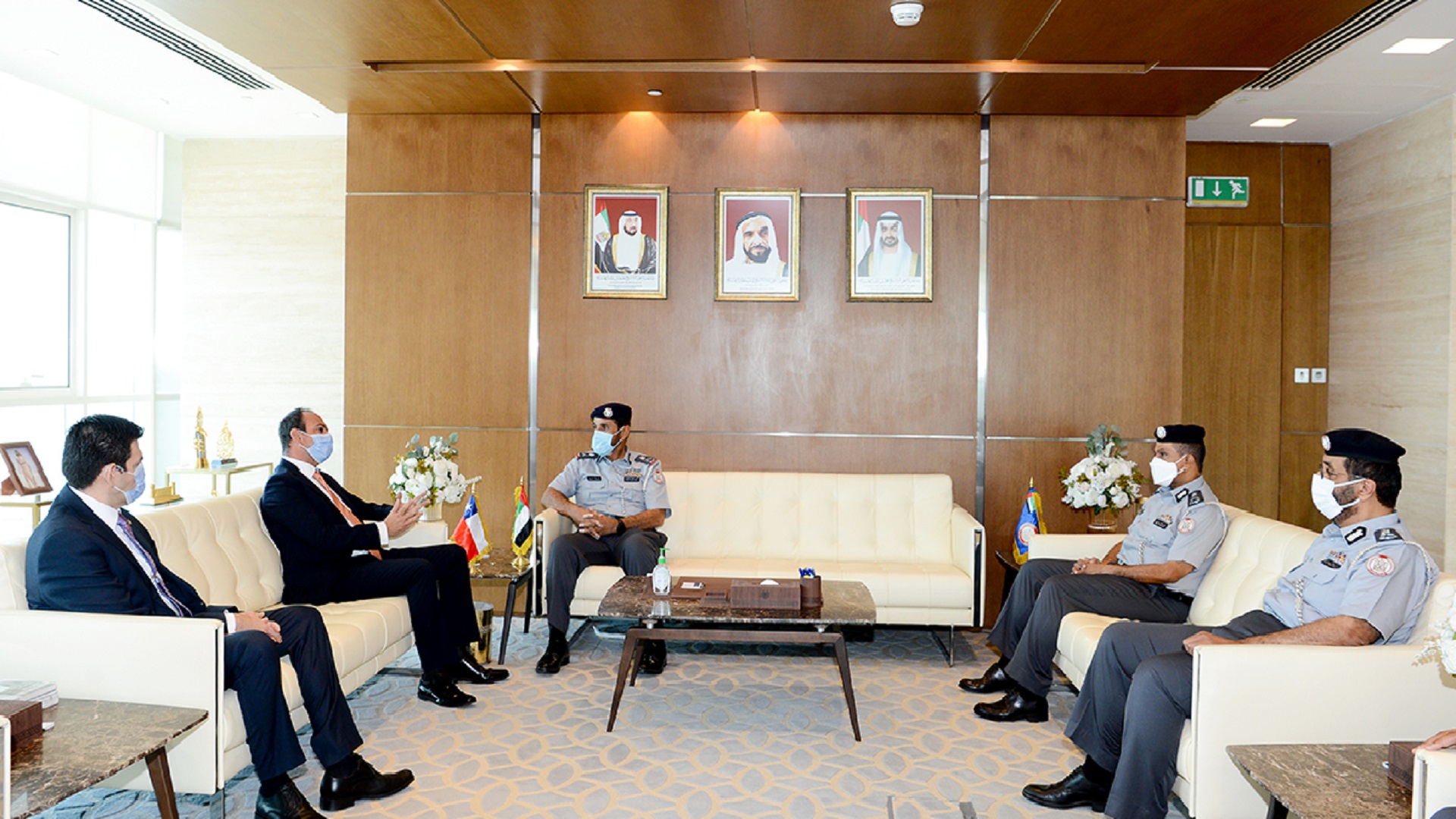 صورة بعنوان: قائد عام شرطة أبوظبي يبحث تعزيز التعاون مع سفير تشيلي 