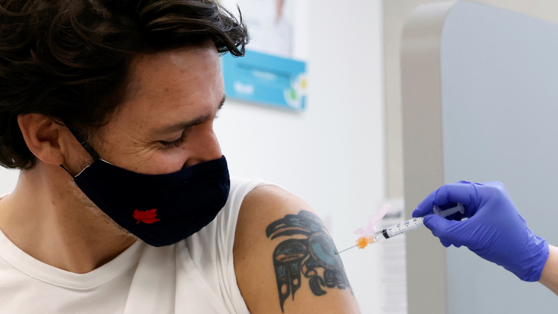 صورة بعنوان: رئيس وزراء كندا جاستن ترودو يتلقى أول جرعة من لقاح أسترازينيكا 