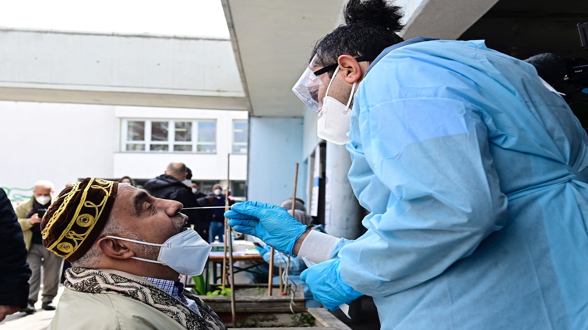 Image for the title: Germany pulls virus 'emergency brake' but not all on board 