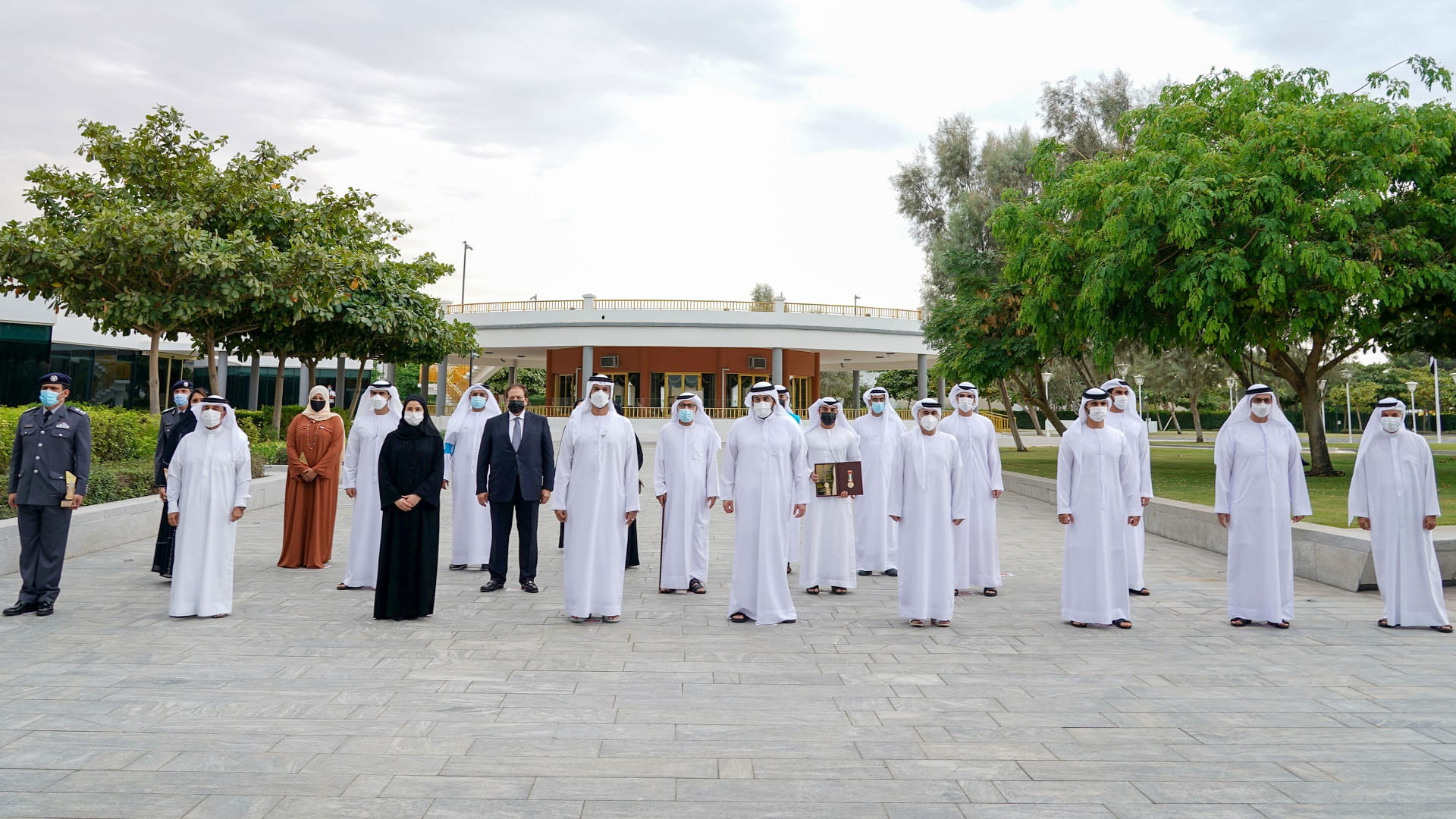 صورة بعنوان: أحمد بن محمد بن راشد يكرّم الفائزين بجائزة وطني الإمارات الـ8 