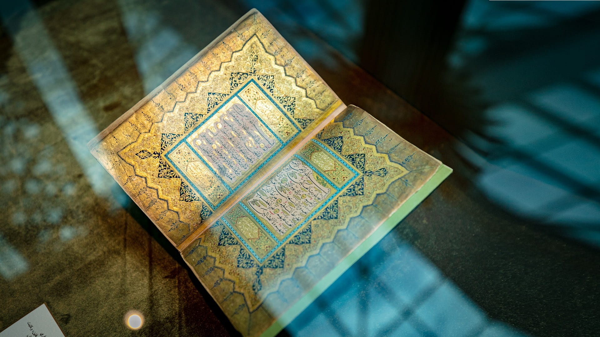 صورة بعنوان: معرض "كلمات من الشرق" رحلة في تاريخ الفنون الإسلامية بالشارقة 