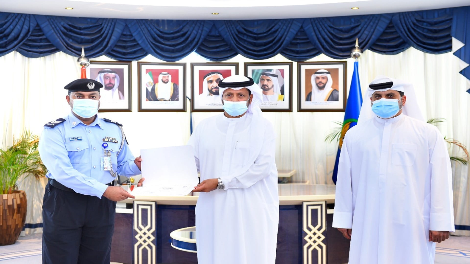 صورة بعنوان: اللواء الشامسي يكرم أحد منتسبي شرطة الشارقة لحسه الأمني 