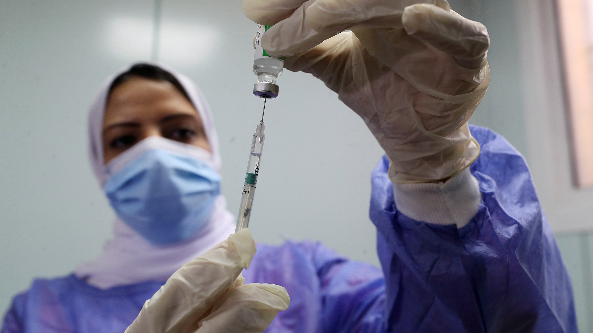 صورة بعنوان: مصر تسجل 703 إصابات جديدة بفيروس كورونا و43 وفاة 