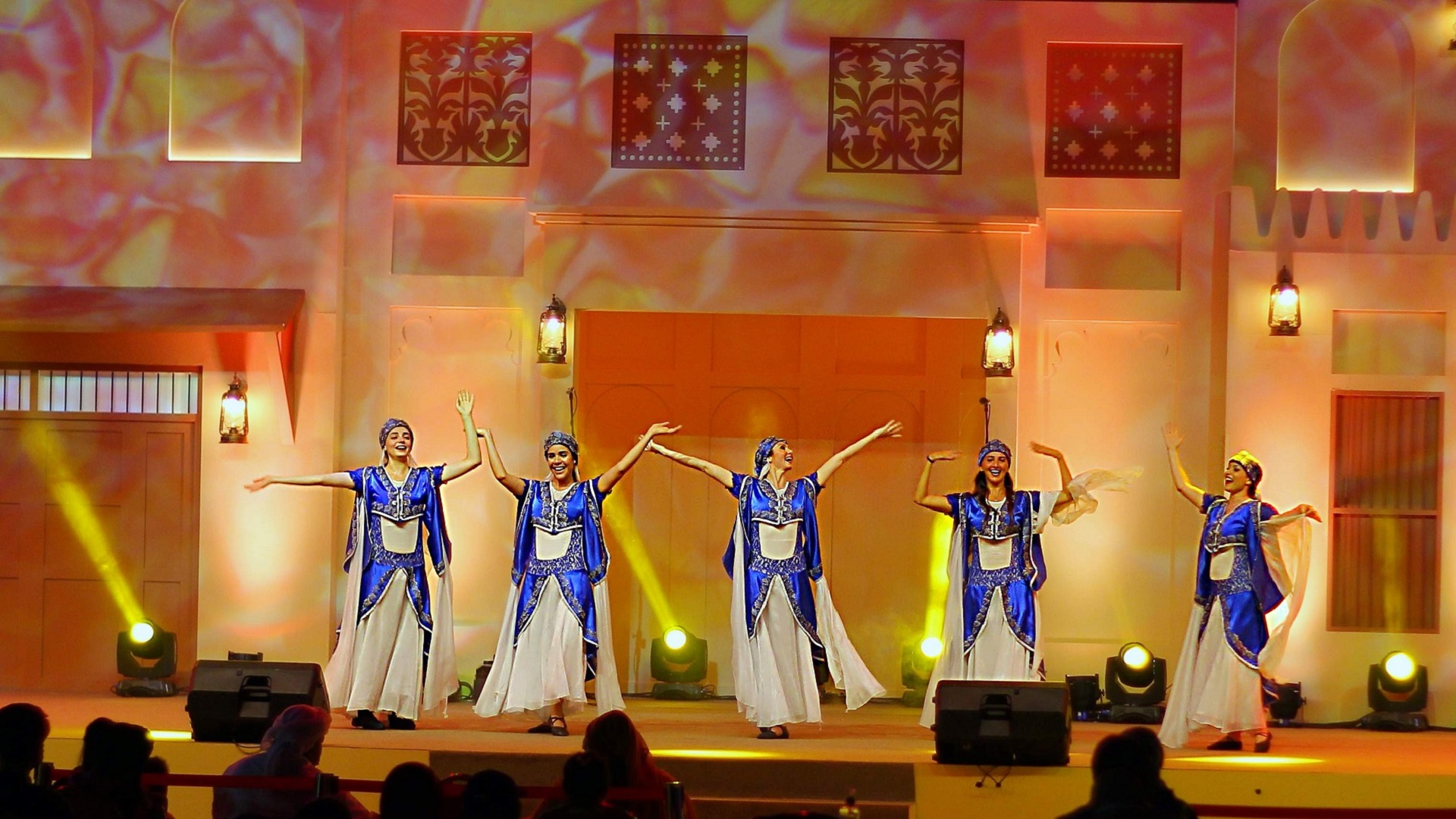 صورة بعنوان: مسرحية غنائية من أرض الديار خلال "أيام الشارقة التراثية" 