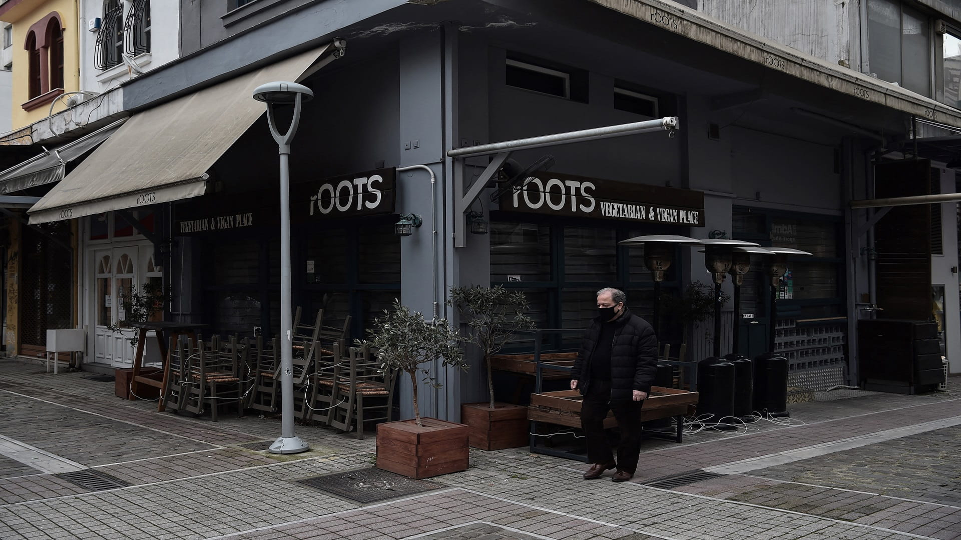 Image for the title: Greece reopens shops despite high infection rate 