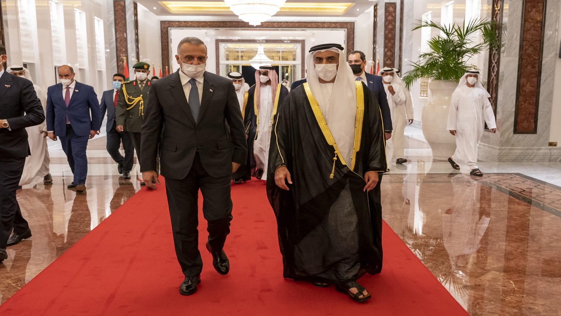 صورة بعنوان: رئيس وزراء العراق يغادر الإمارات  