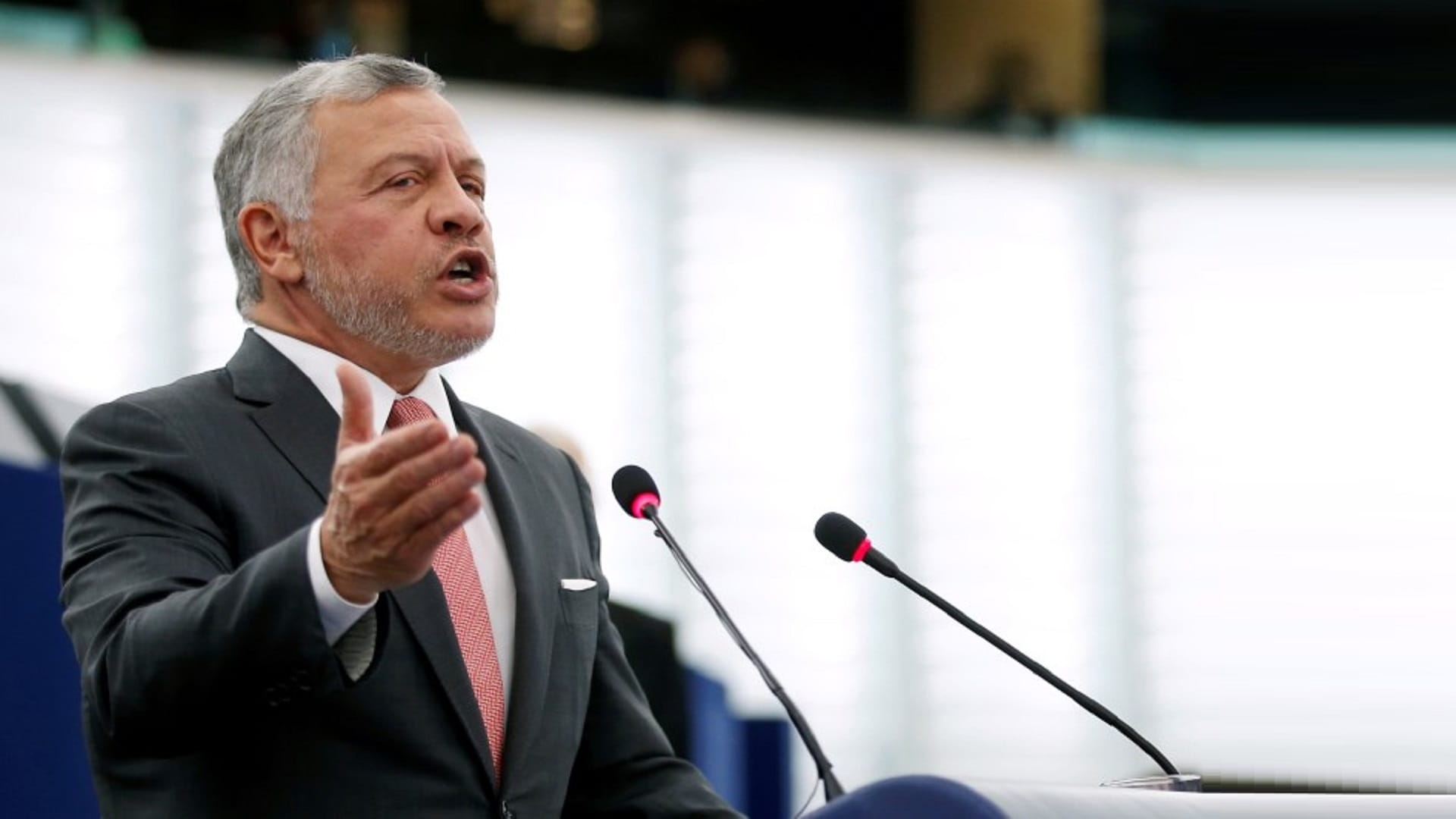 صورة بعنوان: العاهل الأردني يوكل موضوع الأمير حمزة إلى عمه الأمير الحسن 