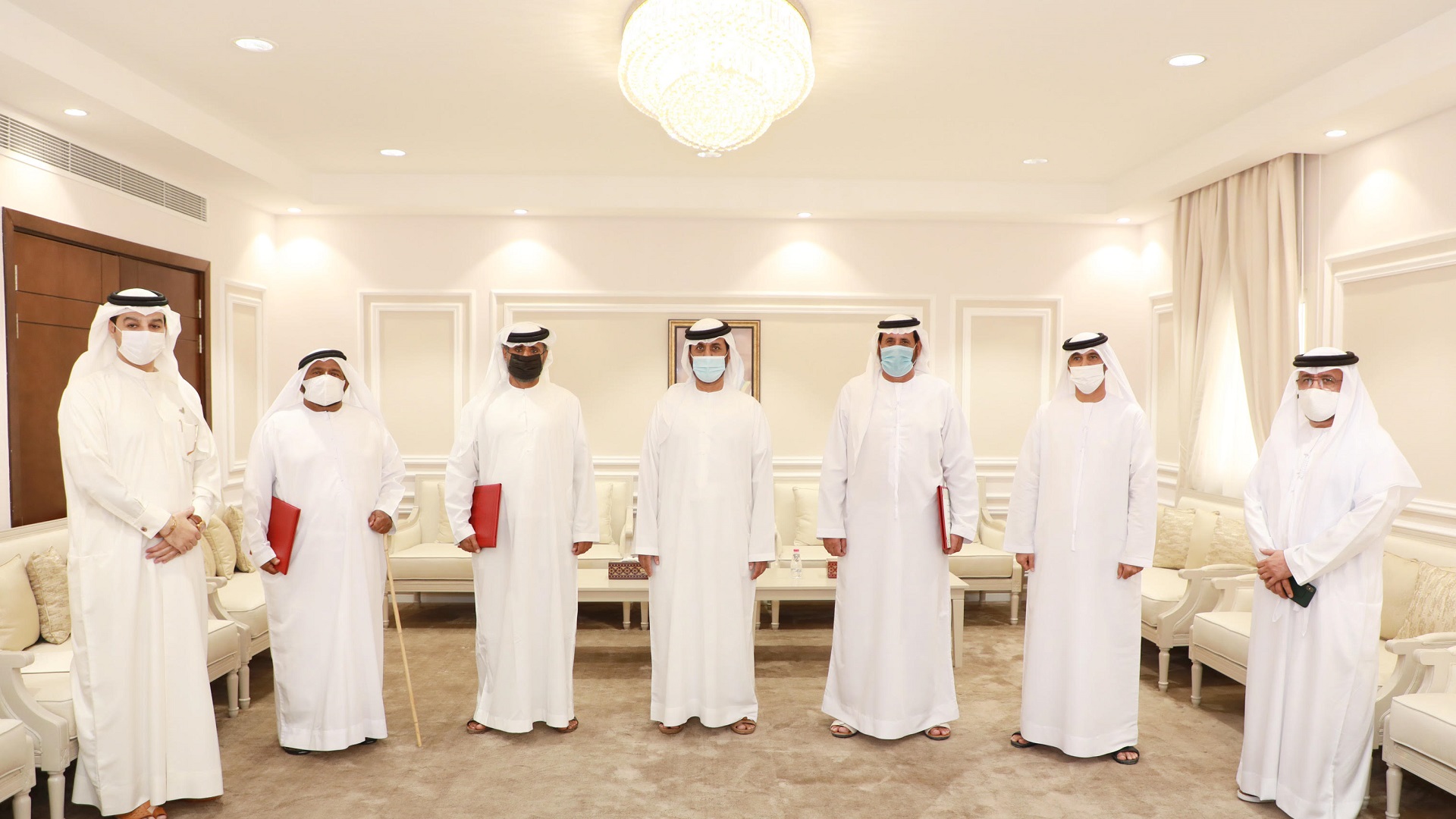 صورة بعنوان: قراءات شعرية تتغنى بالوطن في مجلس الحيرة الأدبي بالشارقة 