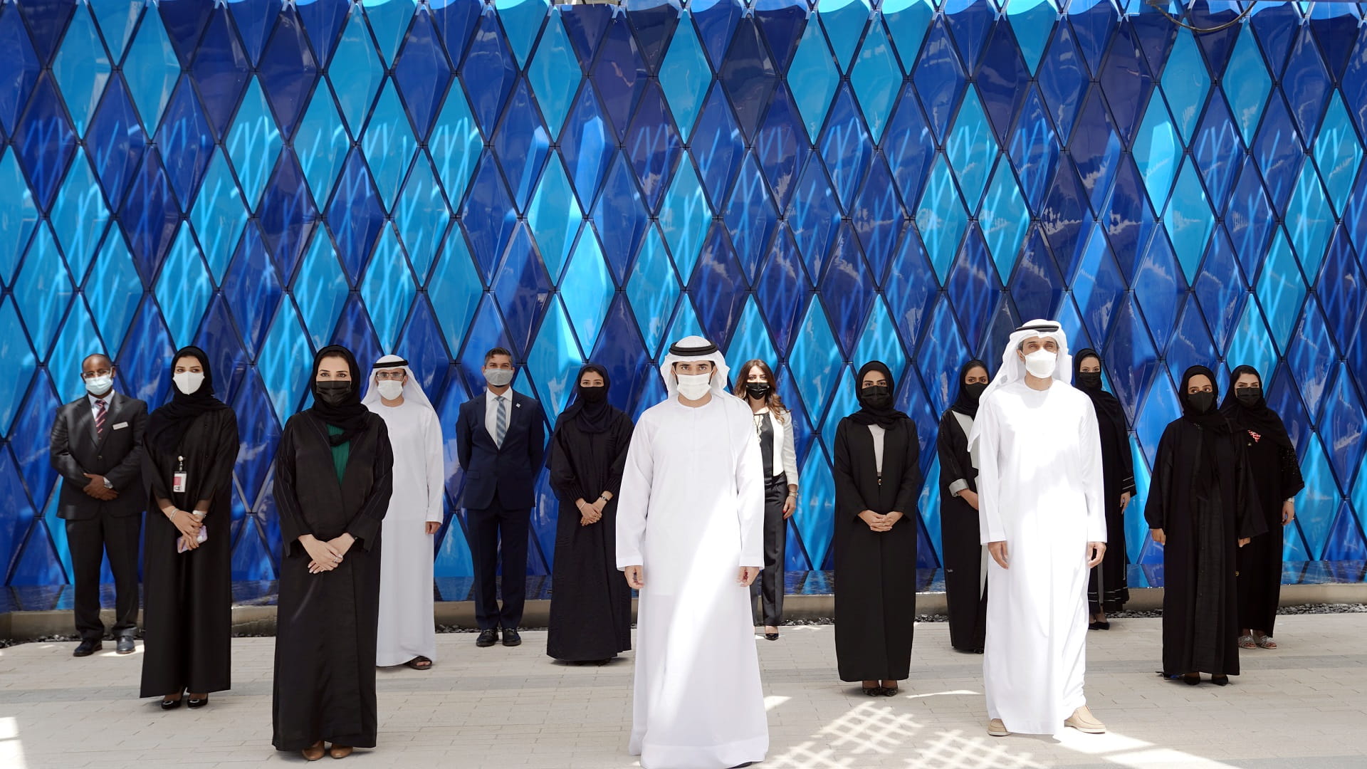 صورة بعنوان: حمدان بن محمد يسلَّم "كهرباء دبي" راية "برنامج الخدمات الحكومية" 