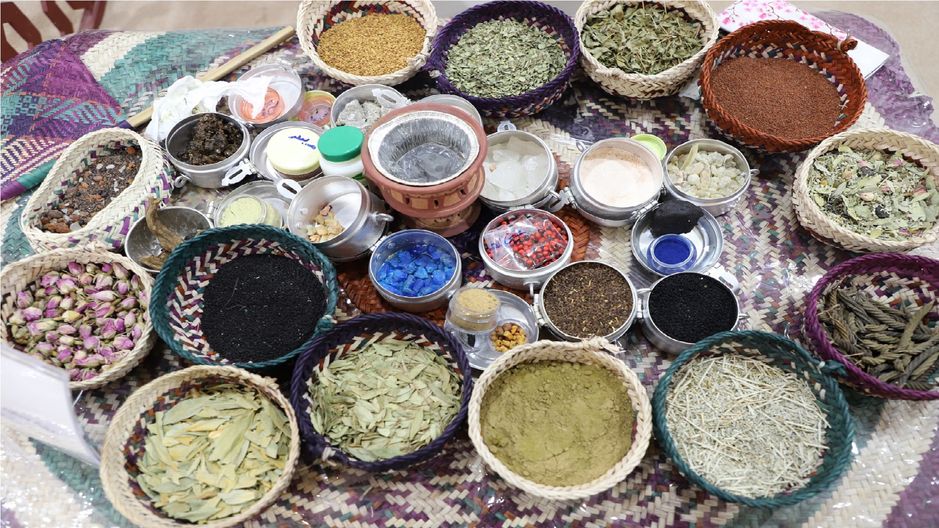 صورة بعنوان: أيام الشارقة التراثية تعرض ماضي الأدوية الشعبية واستخداماتها 