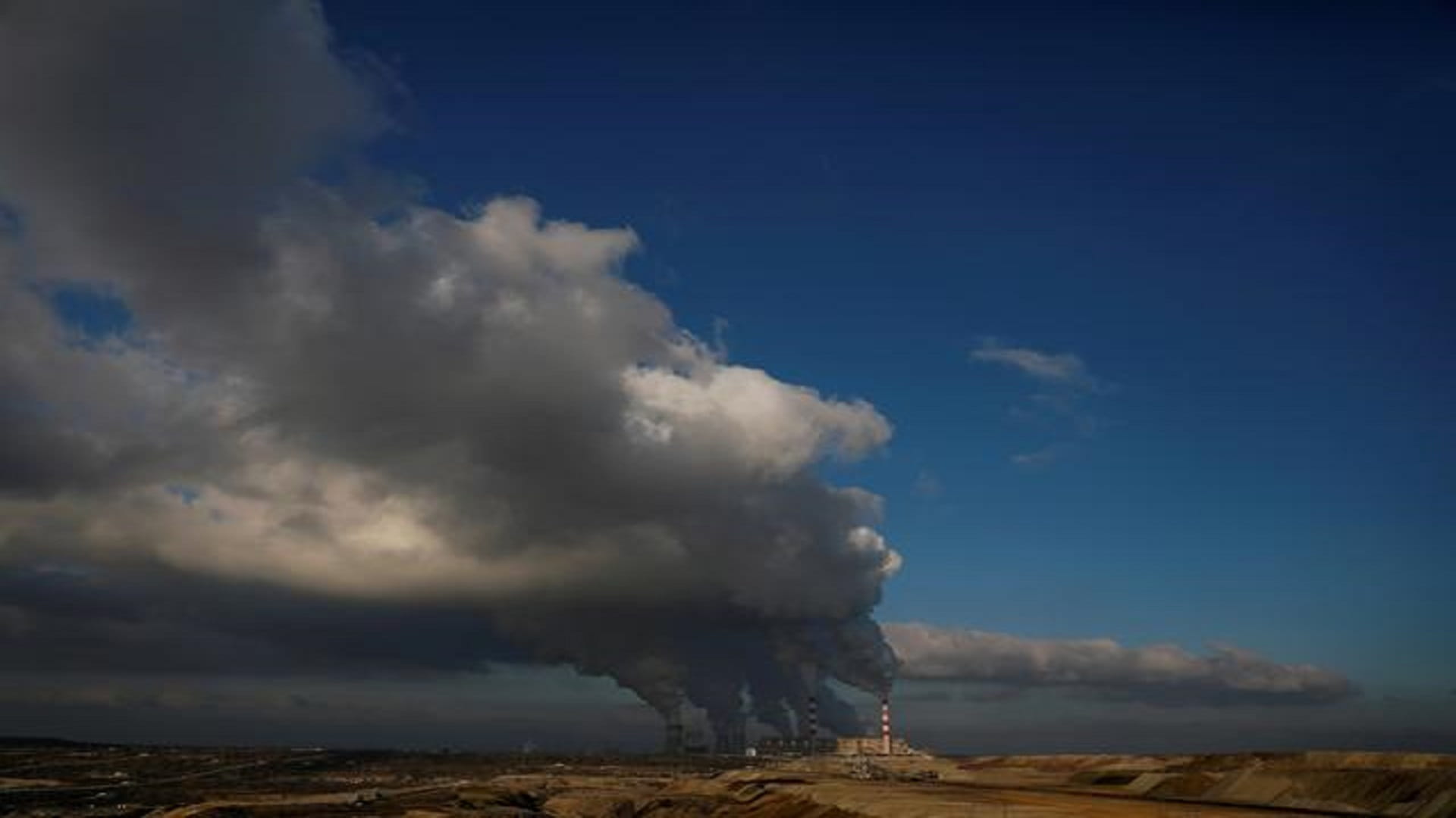 Image for the title: Fossil fuel pollution causes one in five deaths globally: study 