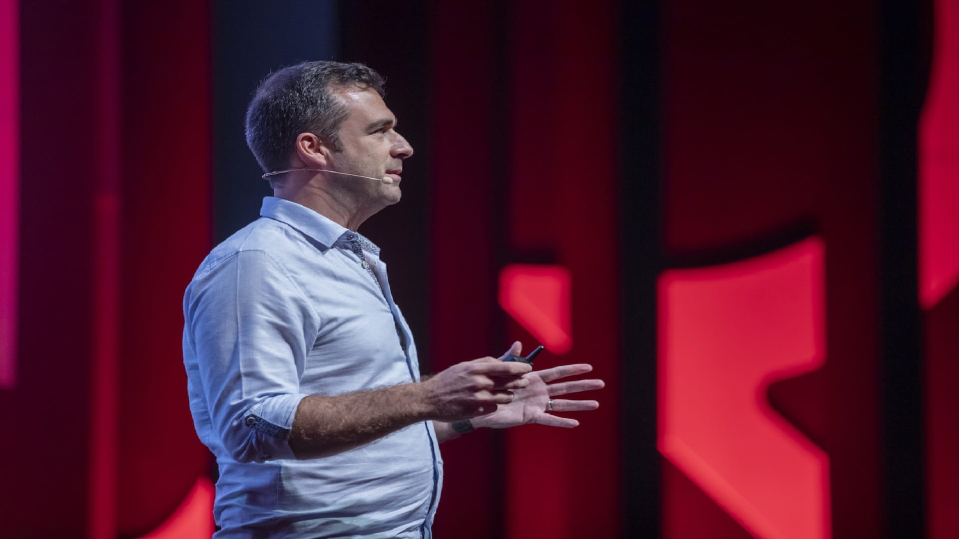 صورة بعنوان: المصور البريطاني أنطوني لام يستعرض دور البساطة والتجرّد في التصوير 