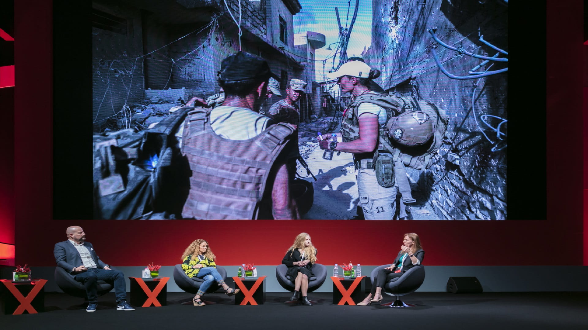 صورة بعنوان: مصورات عالميات يسردن قصصاً لا تنسى في مناطق النزاع حول العالم 