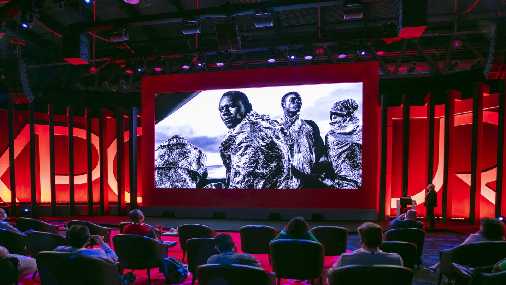 صورة بعنوان: فرانسيسكو زيزولا: التصوير أكثر قوة في ربط الناس مع بعضهم البعض 