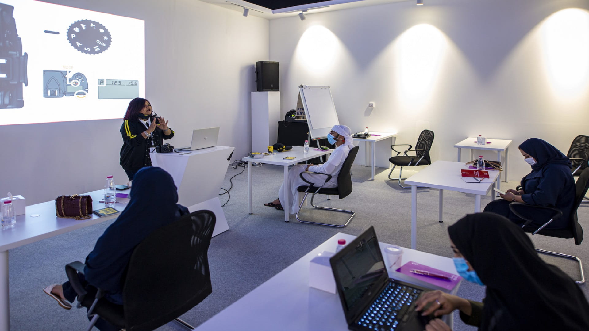 صورة بعنوان: "اكسبوجر" يقدم دروساً في التصوير عن قرب ومهارات تركيب الصورة 