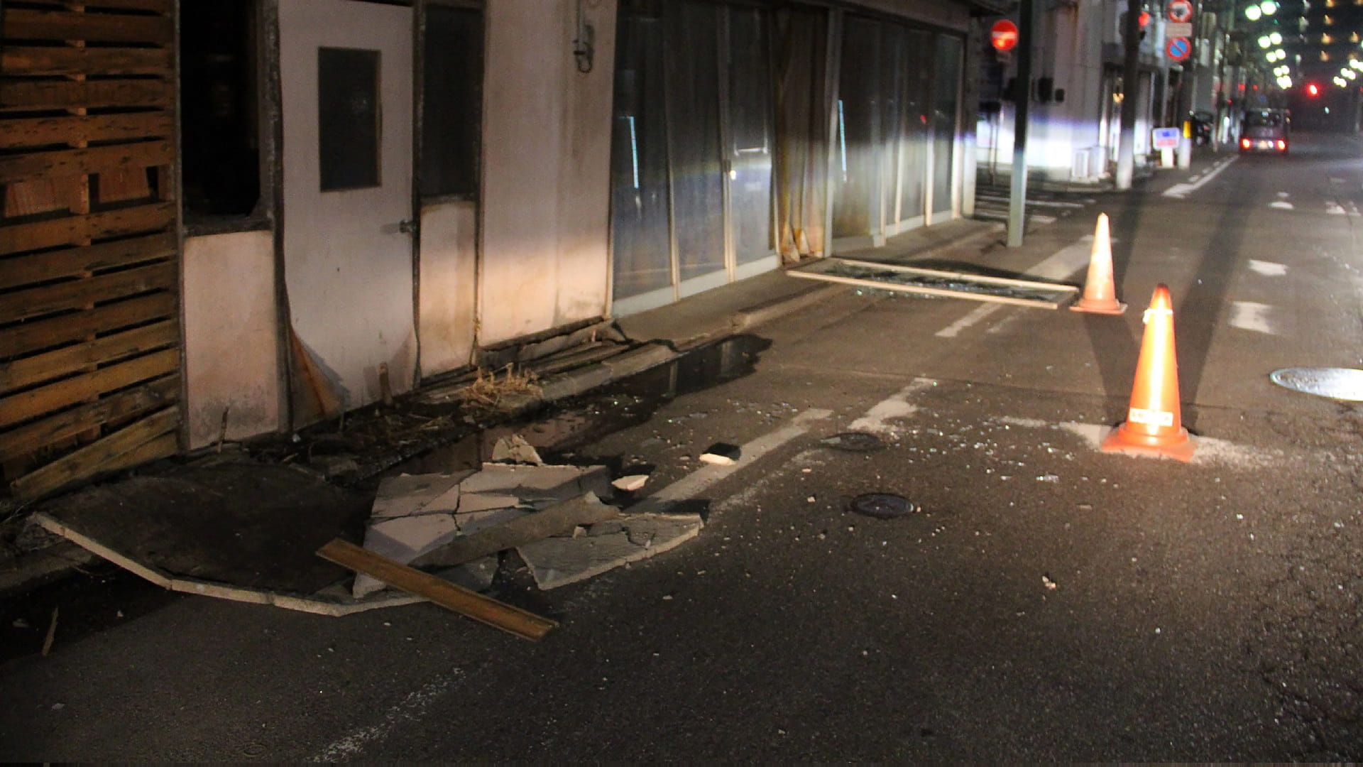 صورة بعنوان: زلزال قوي قبالة ساحل اليابان يتسبب بانقطاع الكهرباء على نطاق واسع 