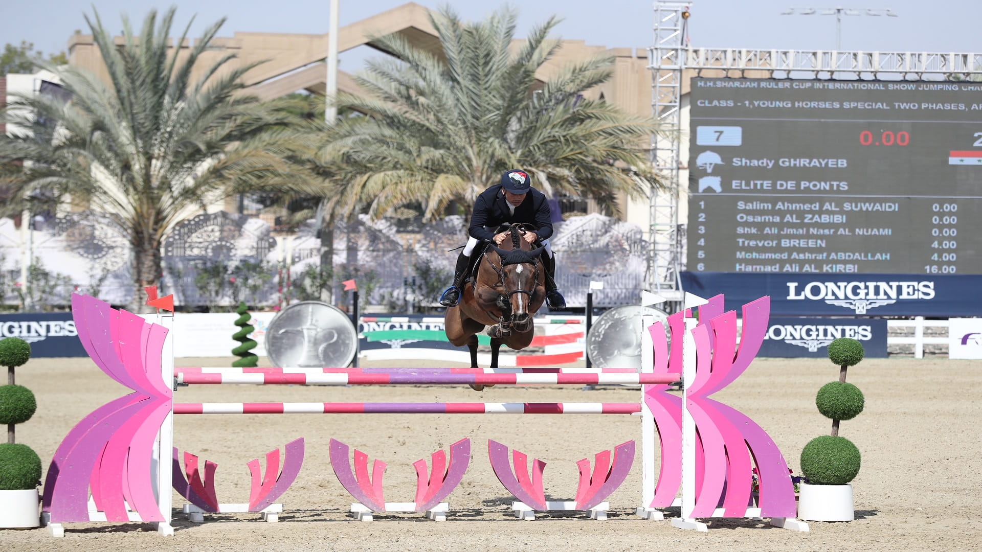 صورة بعنوان: المهيري يتأهل للجائزة الكبرى لبطولة كأس حاكم الشارقة لقفز الحواجز 