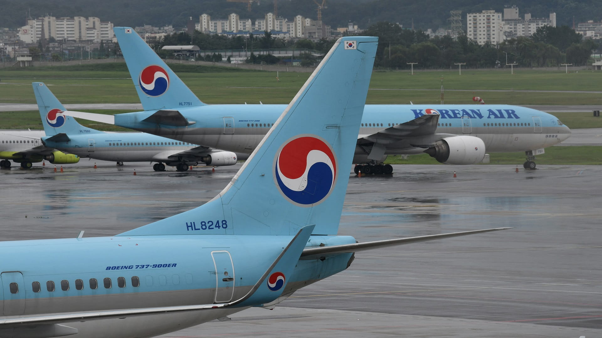 Image for the title: Korean Air says to reroute flights that used Russian airspace 