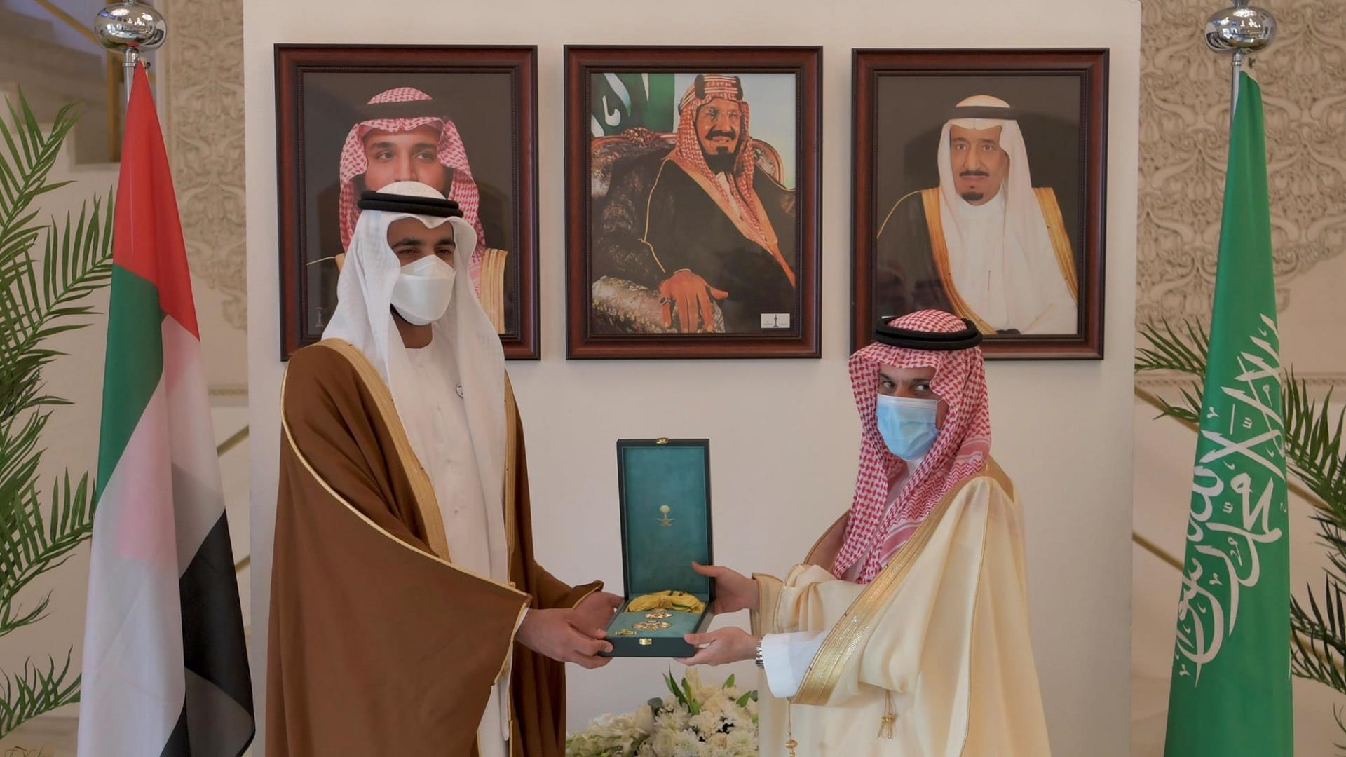 صورة بعنوان: فيصل بن فرحان يسلم شخبوط آل نهيان وشاح الملك عبد العزيز الطبقة 2 