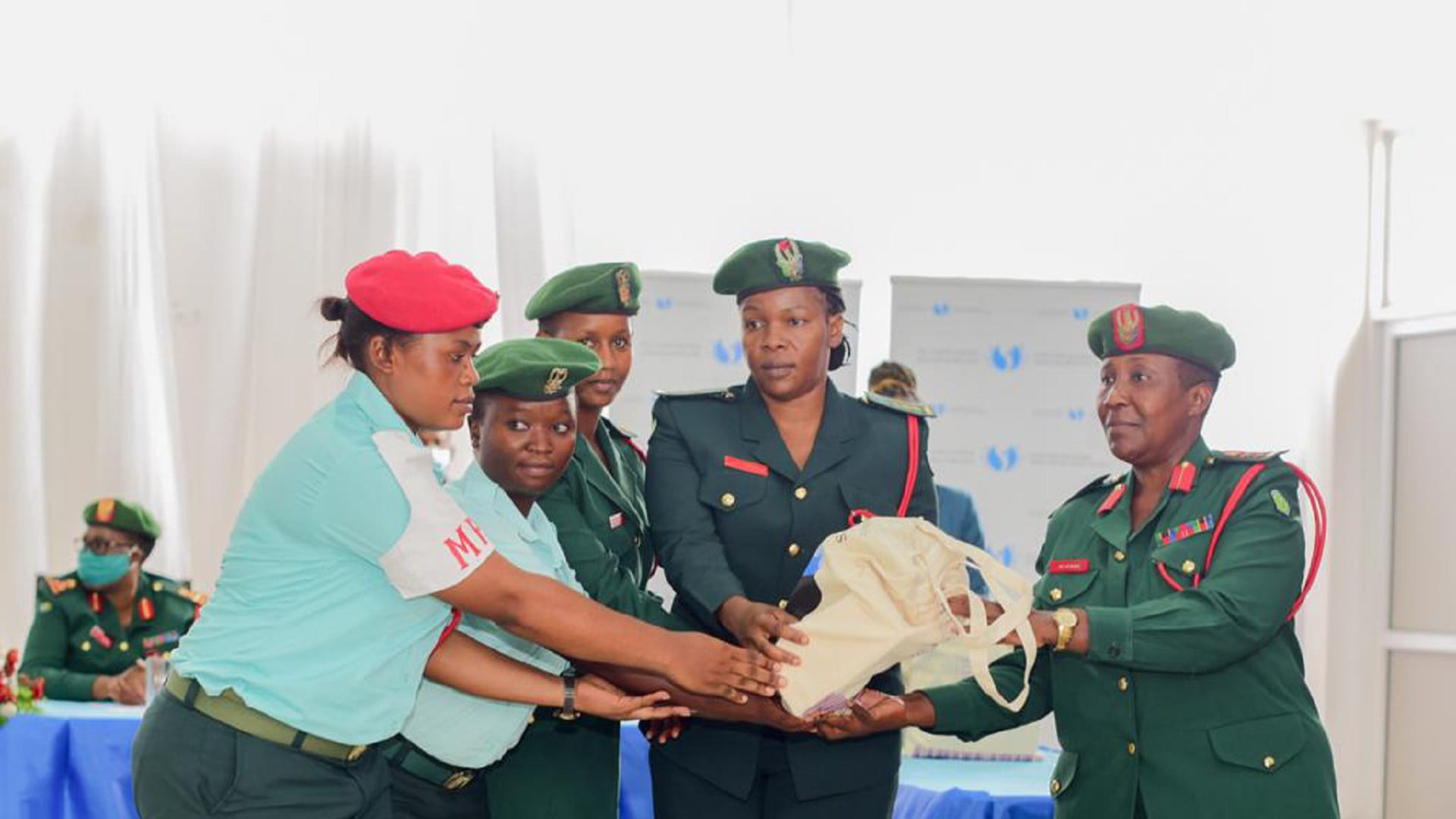 صورة بعنوان: الإمارات ترسل شحنة هدايا لقوات حفظ السلام النسائية في أفريقيا 