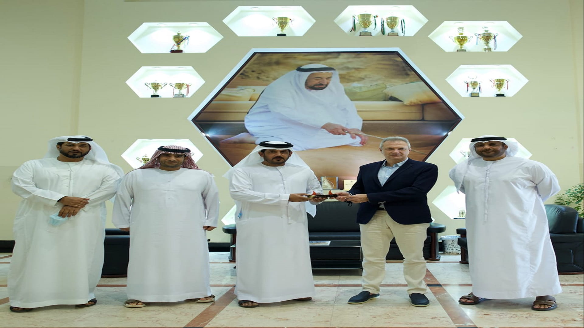 صورة بعنوان: مجلس الشارقة الرياضي يعزز سبل التعاون مع نادي روما الإيطالي  