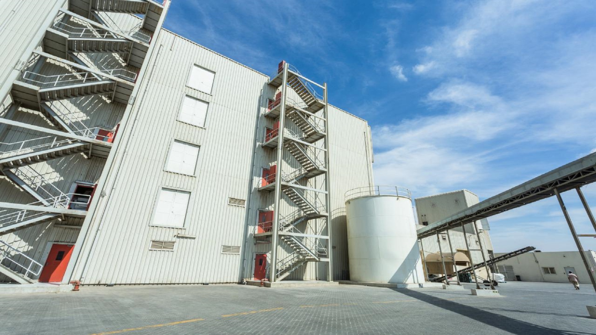 Image for the title: HFZA signs investment agreement with Al Aliyo Hydrofarms 