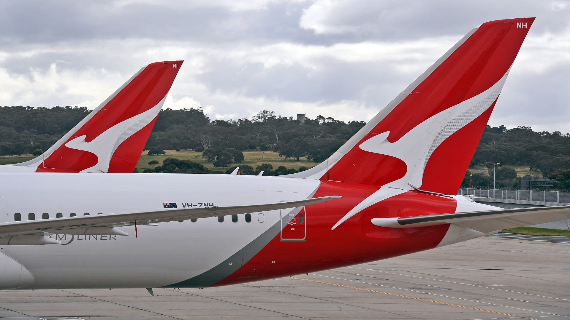 Image for the title: Qantas posts huge loss, no international flights until October 