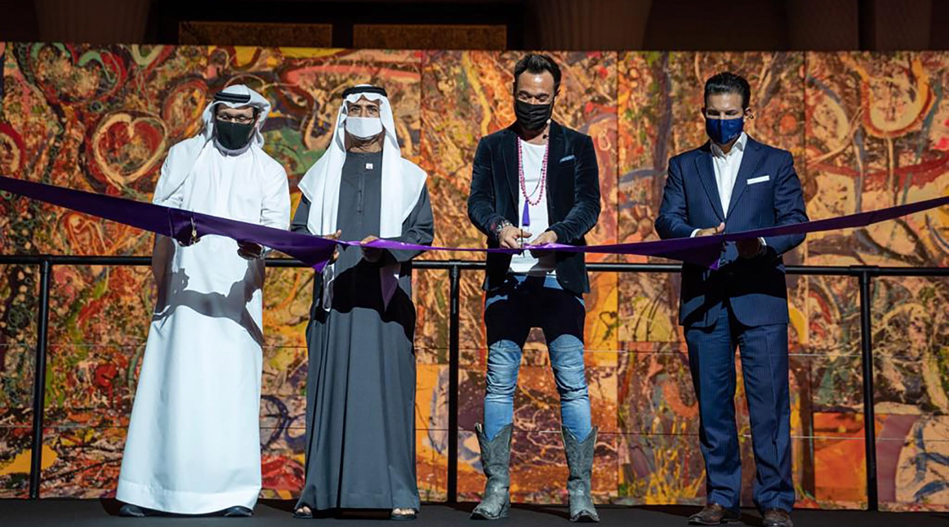 صورة بعنوان: نهيان بن مبارك يزيح الستار عن أكبر لوحة فنية على القماش في العالم 