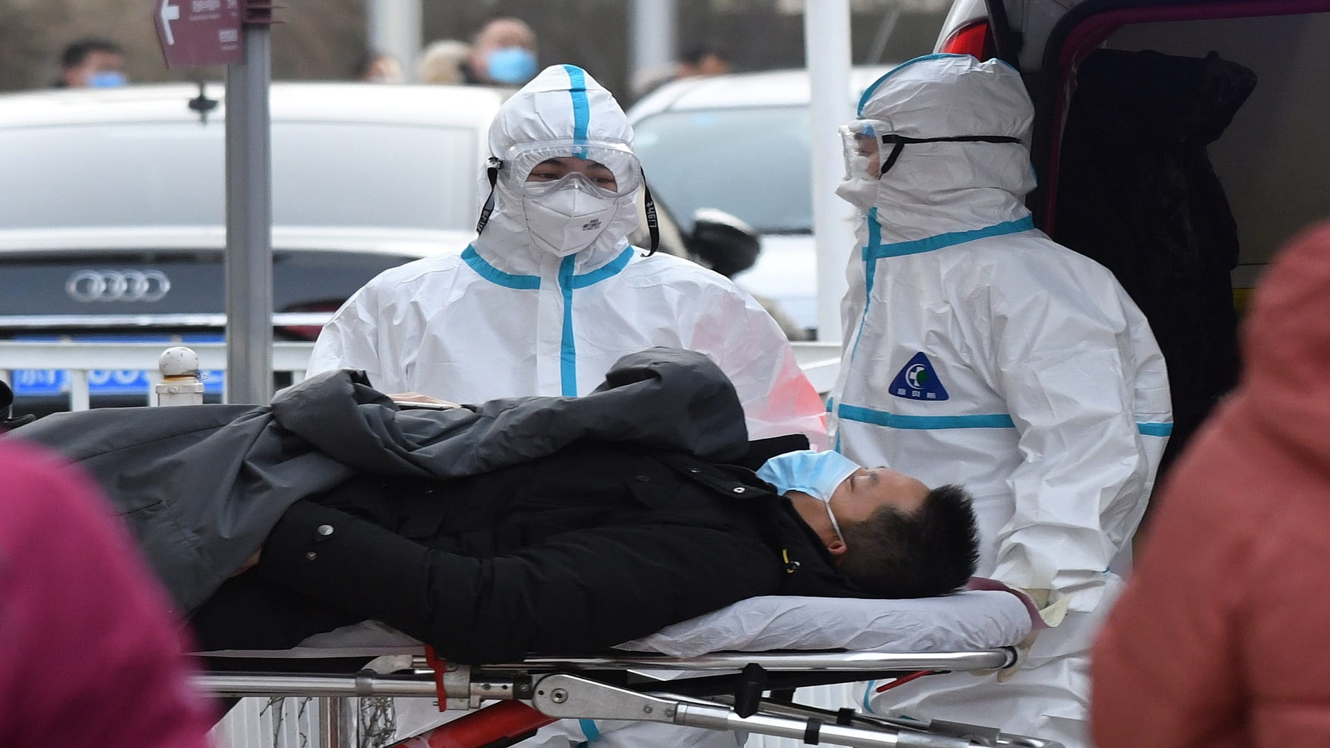 Image for the title: China sees daily new COVID-19 cases drop 